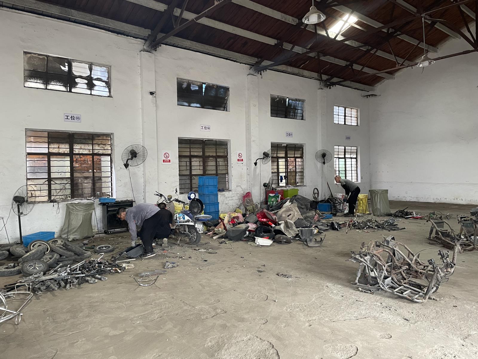 拆解現(xiàn)場.jpg 拆解現(xiàn)場.jpg